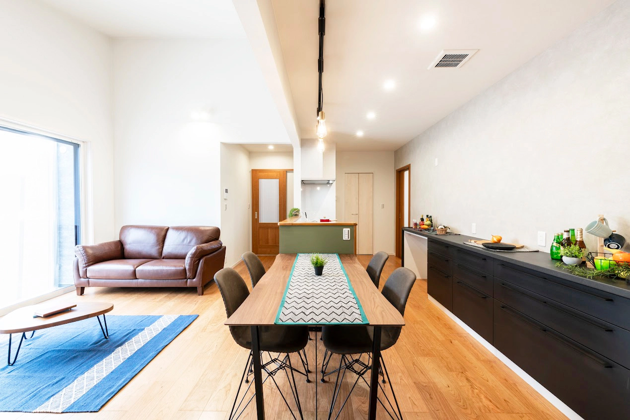 LIVING / DINING / KITCHEN