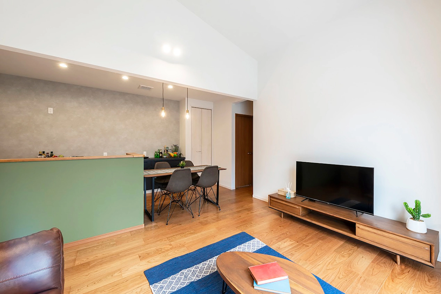 LIVING / DINING / KITCHEN