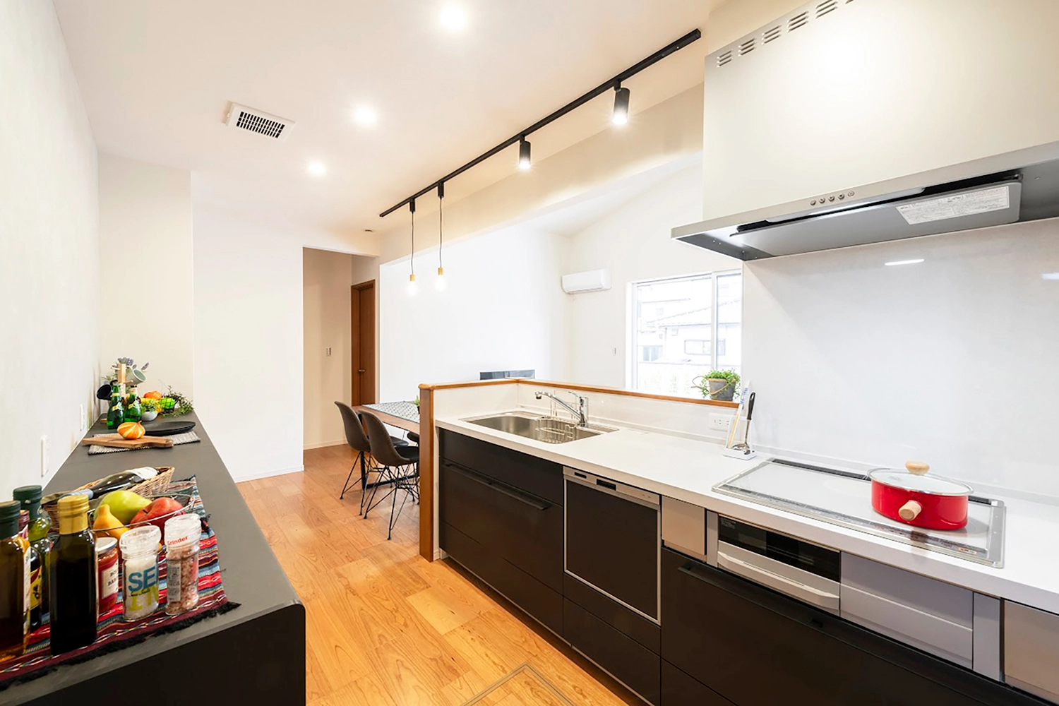 LIVING / DINING / KITCHEN